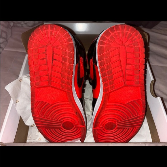 Nike Air Jordan 1 MIDs - Picture 2 of 4